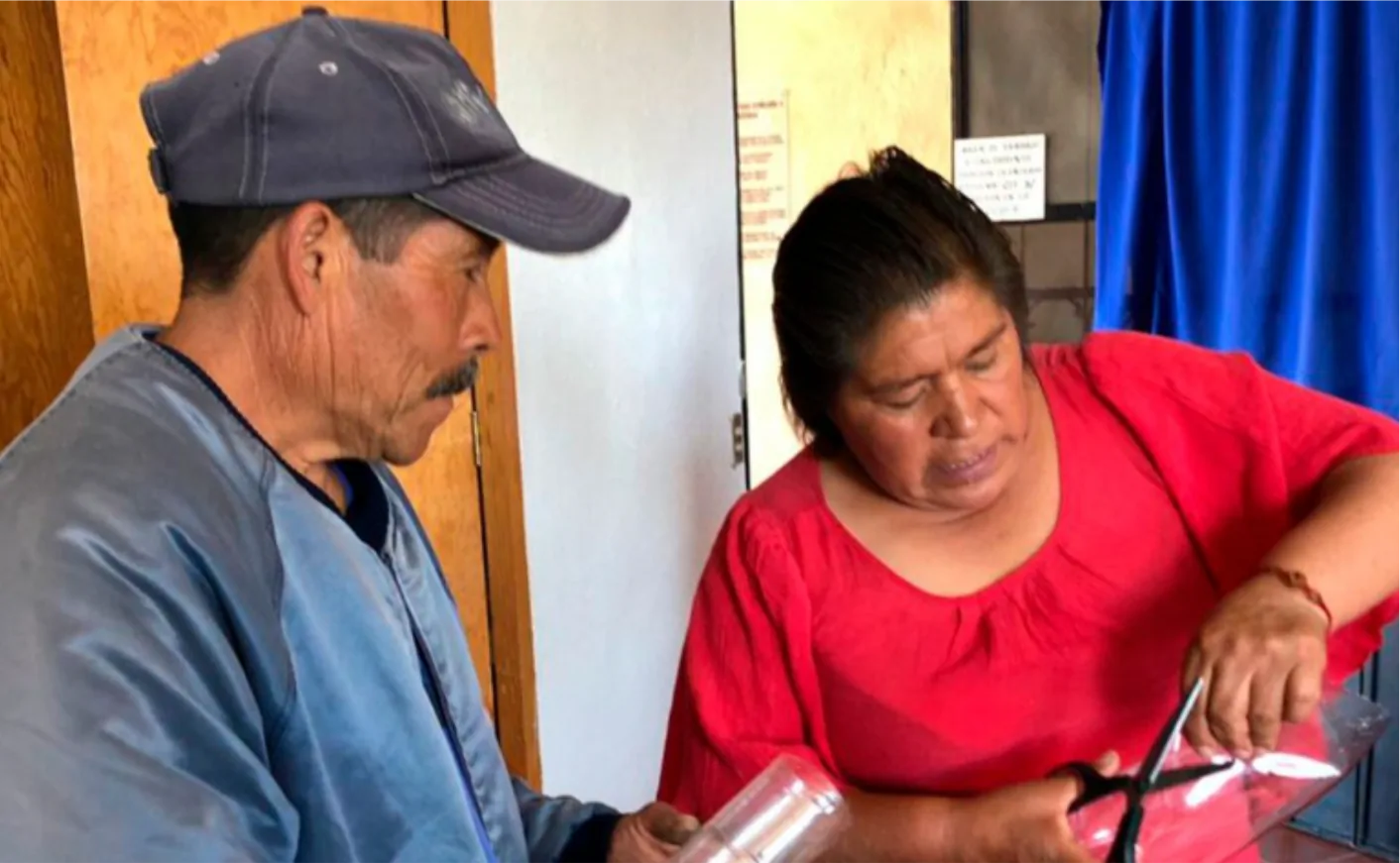 Familias participando en actividades del Jueves Comunitario